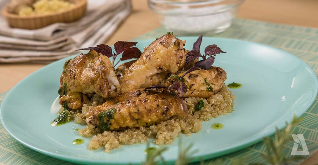 Alitas de pollo marinadas con quinoa