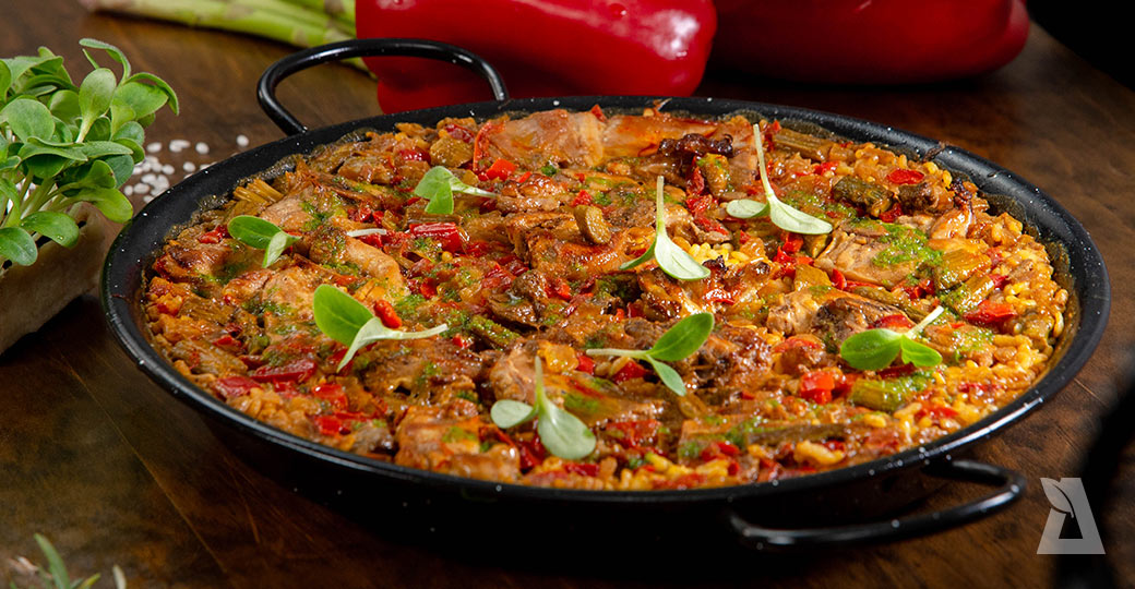 Paella d’arròs amb conill i espàrrecs al forn