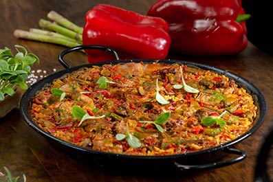 Paella de arroz con conejo y espárragos al horno