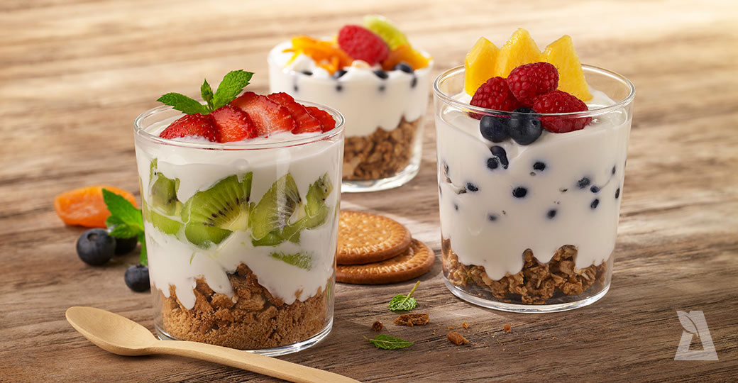 Yogur griego con fruta, muesli, galletas y frutos secos