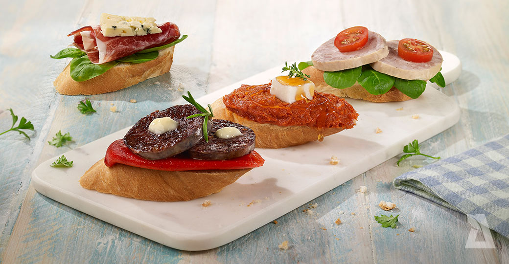 “Montaditos” bull negre y alioli, sobrasada con queso fresco y miel, butifarra de perol, jamón ibérico y queso azul