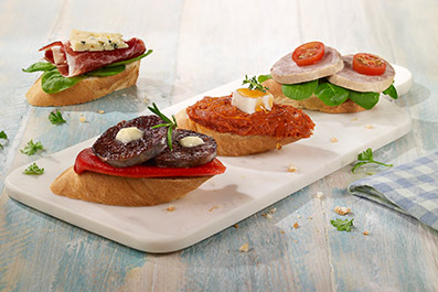 “Montaditos” bull negre y alioli, sobrasada con queso fresco y miel, butifarra de perol, jamón ibérico y queso azul