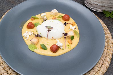 Huevo poché con cremoso de maíz