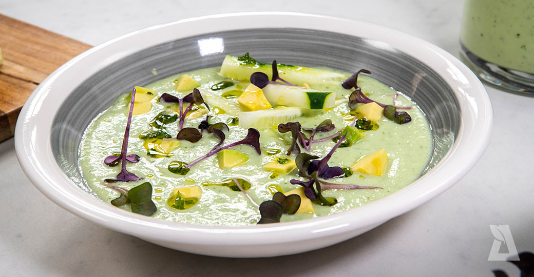 Sopa fría de aguacate y pepino con kéfir