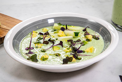 Sopa fría de aguacate y pepino con kéfir