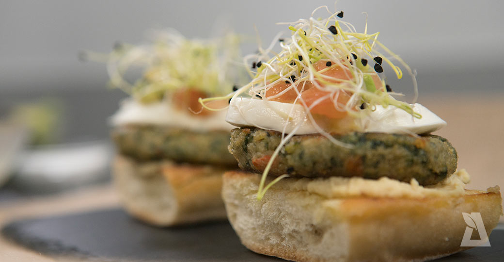 "Montaditos" de burger veggie con tomate, aguacate, hummus y mozzarella