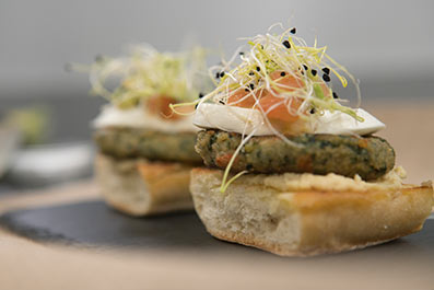 "Montaditos" de burger veggie con tomate, aguacate, hummus y mozzarella