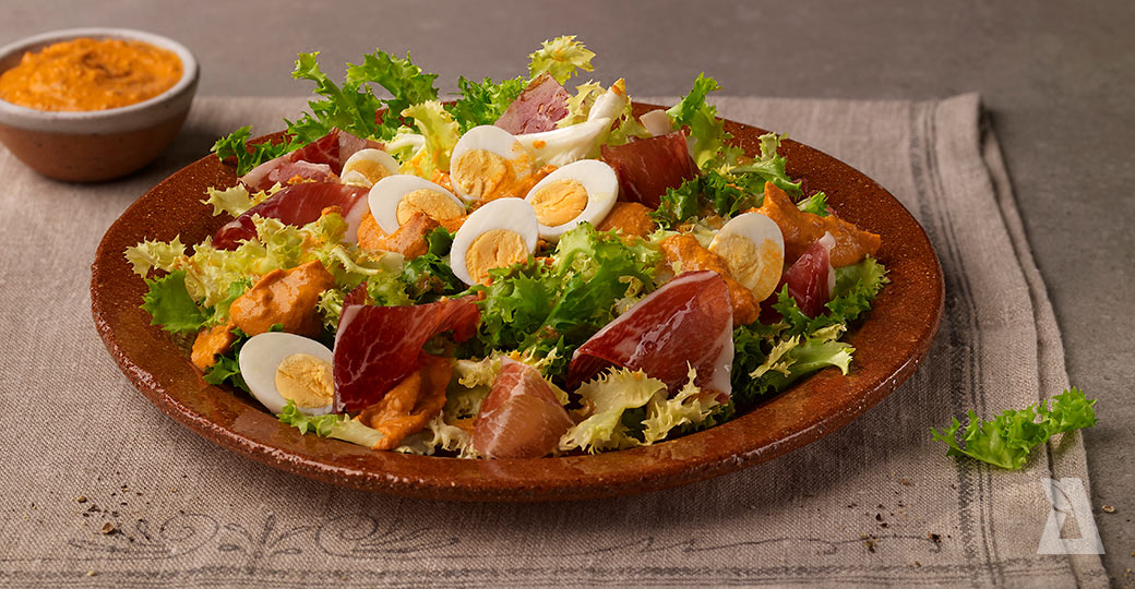 Xatonada con jamón ibérico y huevos de codorniz