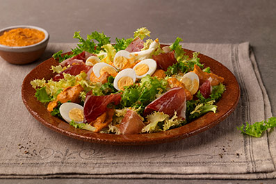 Xatonada con jamón ibérico y huevos de codorniz