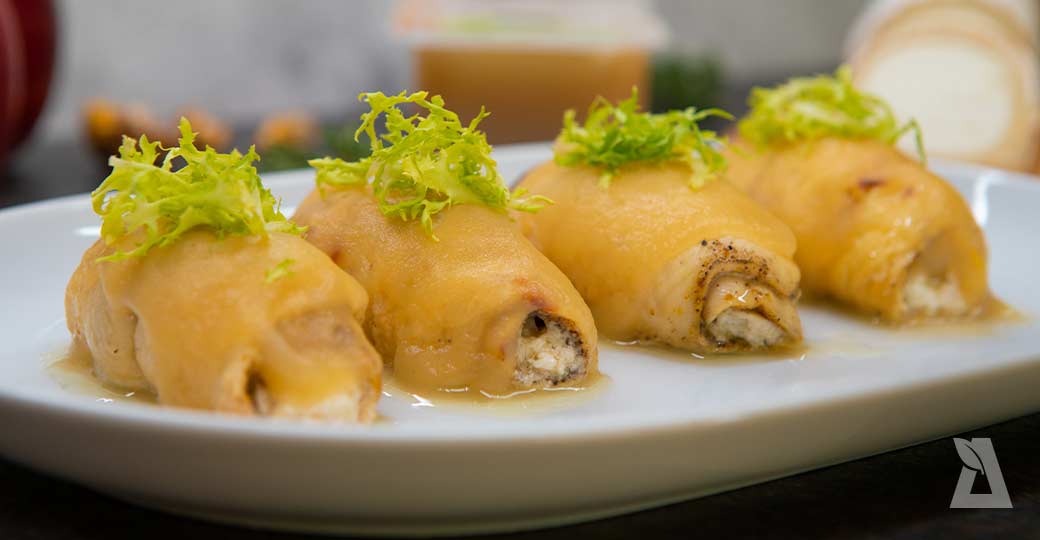 Rollito de pechuga de pollo con calabacín, queso de cabra y compota de manzana