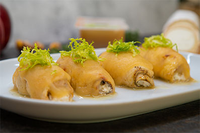 Rollito de pechuga de pollo con calabacín, queso de cabra y compota de manzana
