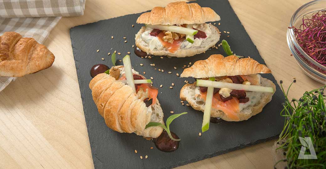 Croissants rellenos con salsa tártara y salmón ahumado
