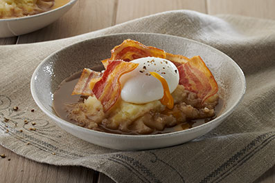 Huevo escalfado con crema de patatas y panceta
