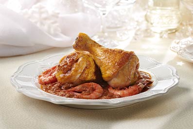 Mar y montaña de jamoncitos de pollo con gambas rojas