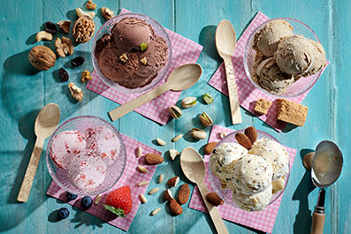 Copa de helado de chocolate, turrón, fresa y vainilla con frutos secos