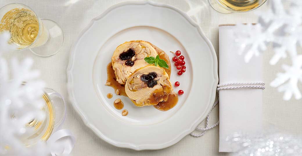 Rotllets de gall dindi farcits de prunes i pinyons amb fruits vermells 