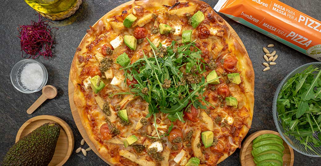 Pizza de pollo al pesto