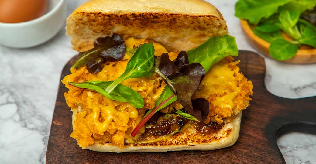 Bocadillo de setas crujientes con cebolla caramelizada y salsa de mostaza y miel
