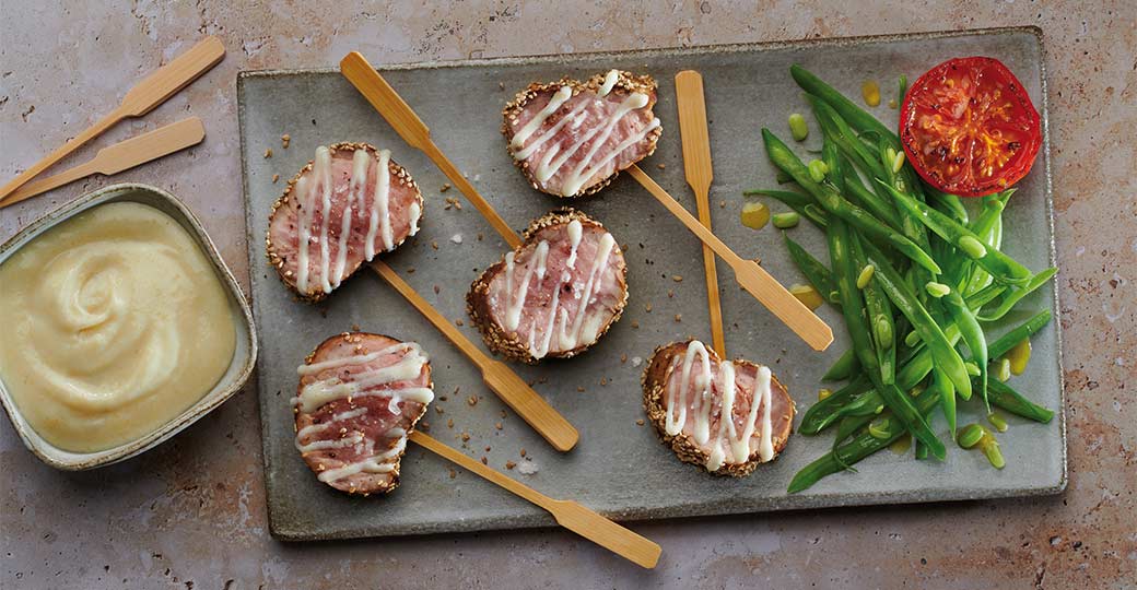 Piruletas de solomillo de cerdo con sésamo y salsa 4 quesos