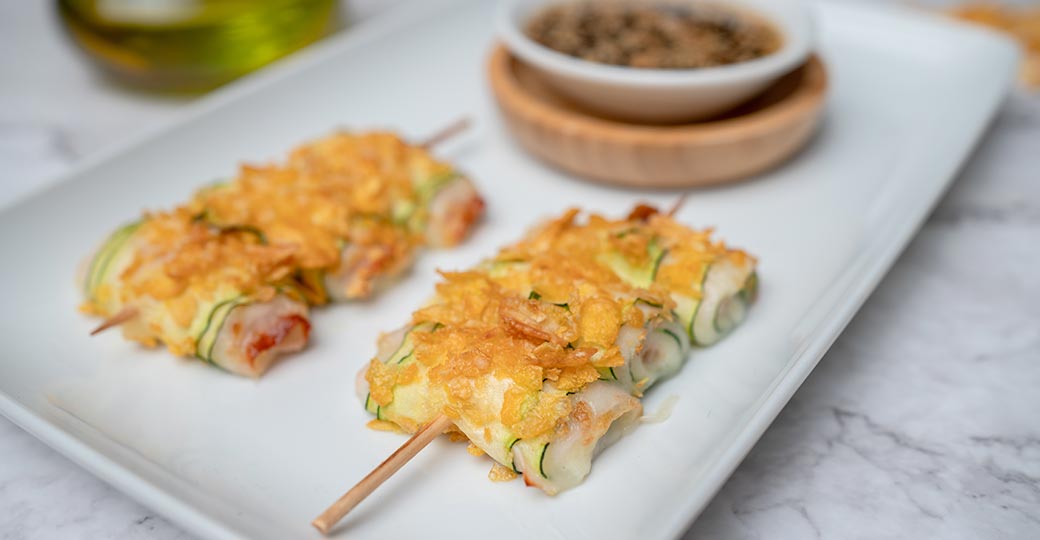 Brocheta de calabacín, queso y pavo crujientes