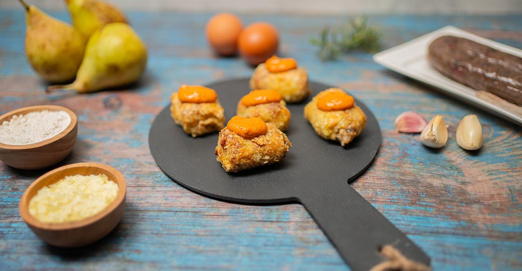 Croquetas de butifarra negra y pera