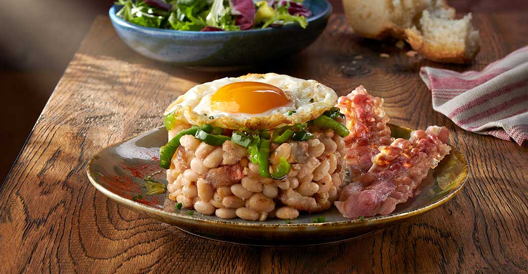 Timbal de judía, panceta y huevo frito
