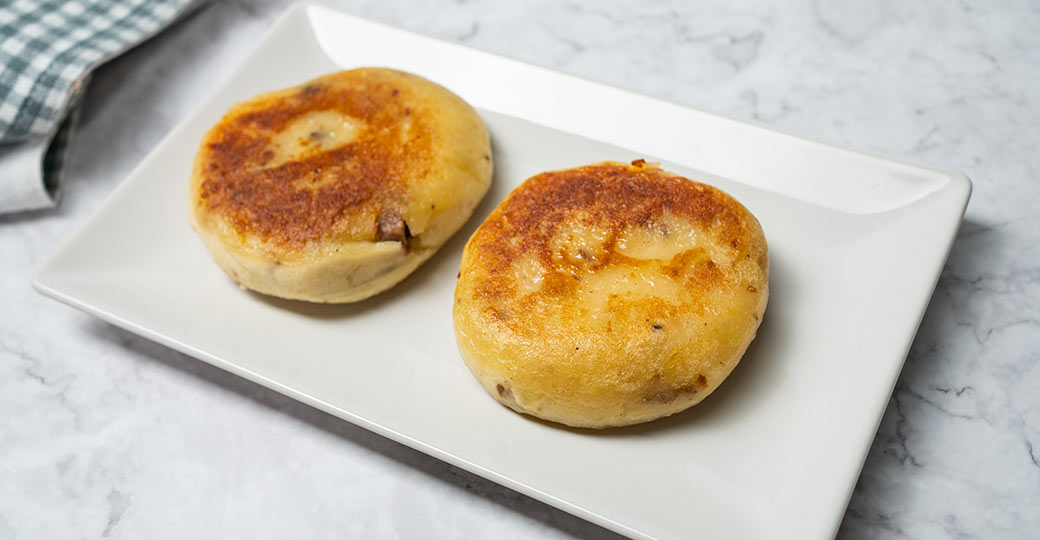 Pastel de patata a la brasa, relleno de carne barbacoa y queso