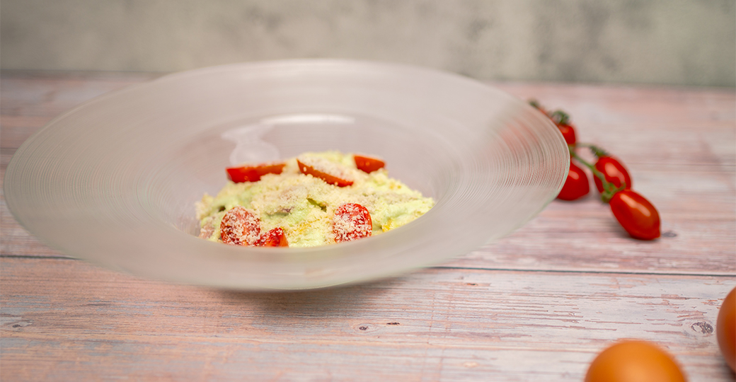 Girasoles de verduras con salsa carbonara de aguacate y tomate cherry