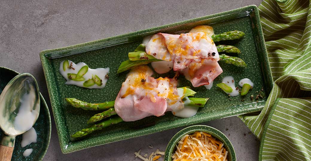 Atadillo de espárragos con jamón cocido y bechamel