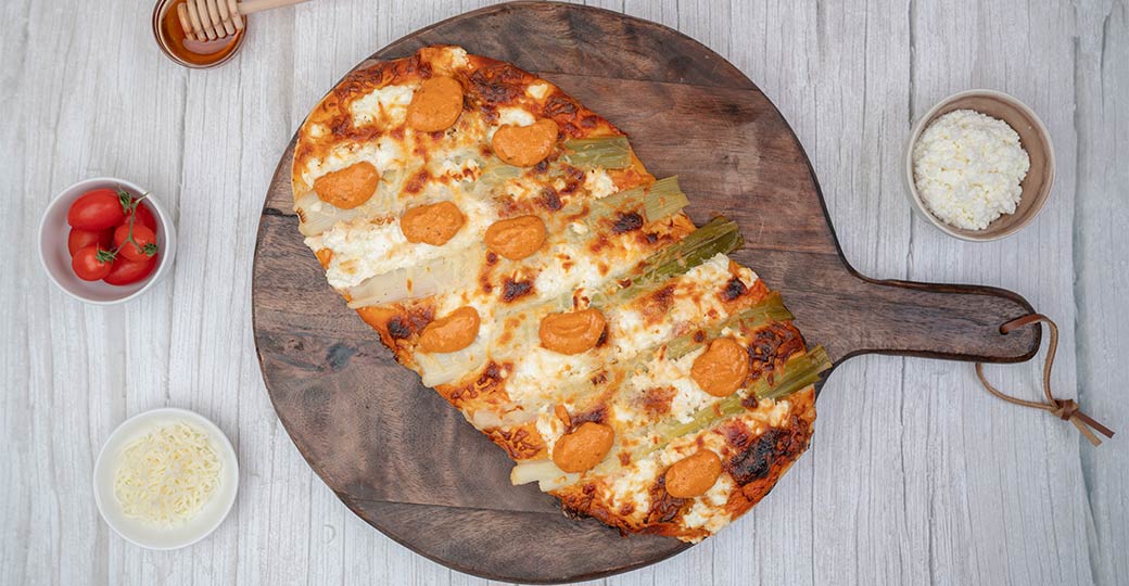 Pizza de calçots con requesón  y romesco