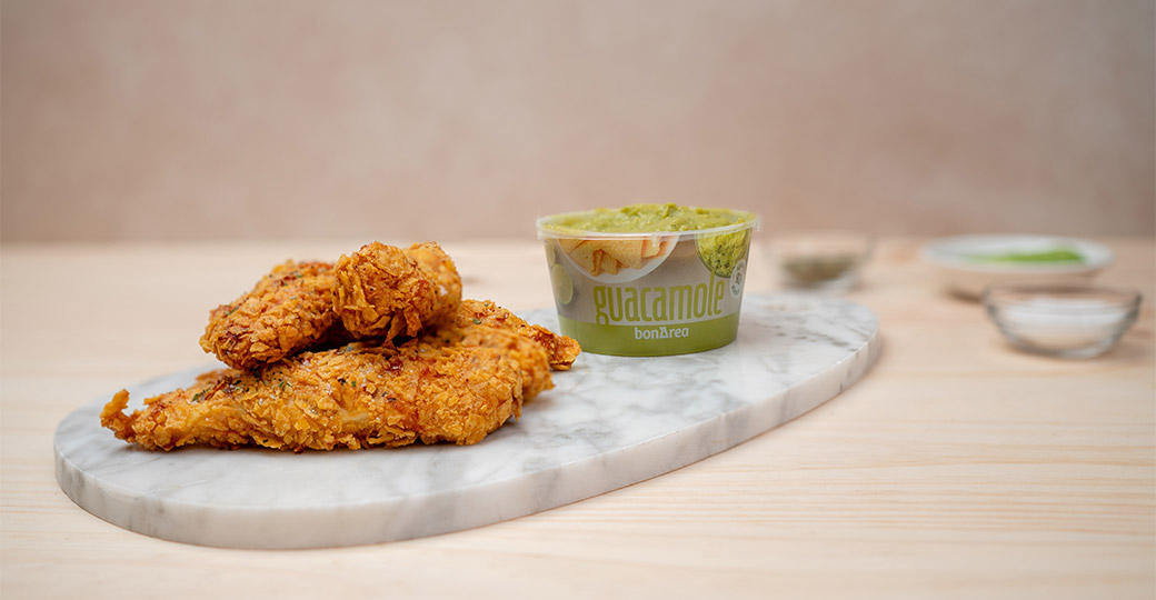 Tiras de pollo crujiente al air fryer con guacamole