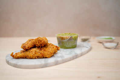 Tiras de pollo crujiente al air fryer con guacamole