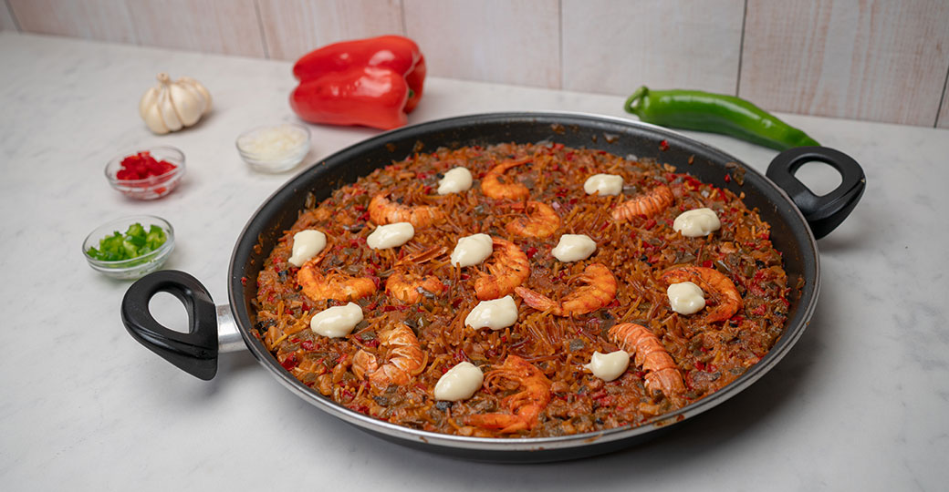 Fideuá con gambas y cigalas