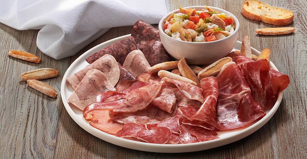 Tabla de entremeses con ensaladilla rusa