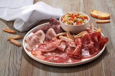 Taula d’entremesos amb ensalada russa