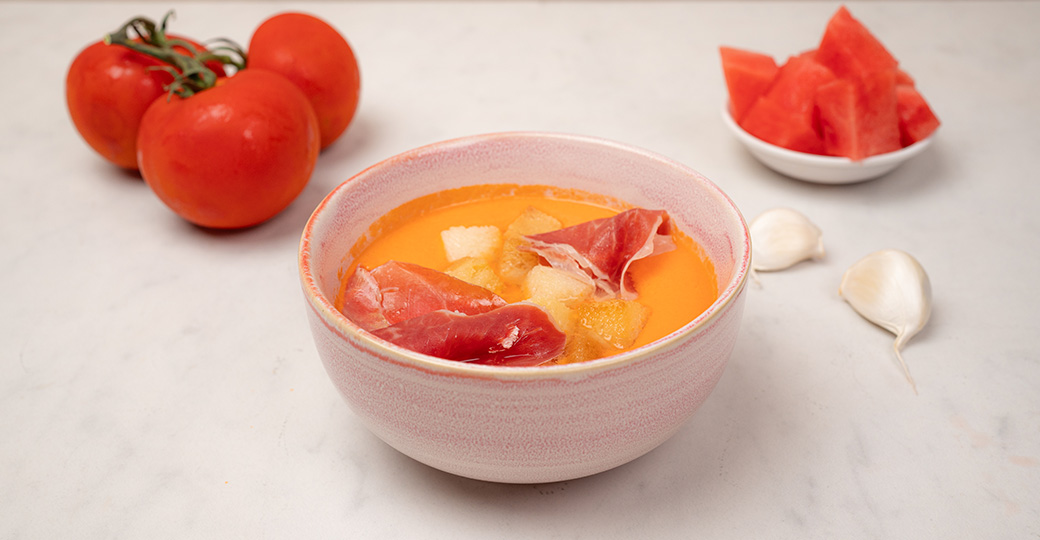 Gazpacho de sandía con jamón ibérico y picatostes