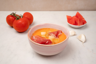 Gazpacho de sandía con jamón ibérico y picatostes