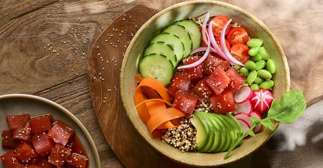 Poke bowl con atún y quinoa
