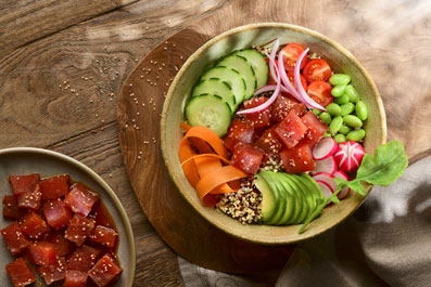 Poke bowl con atún y quinoa