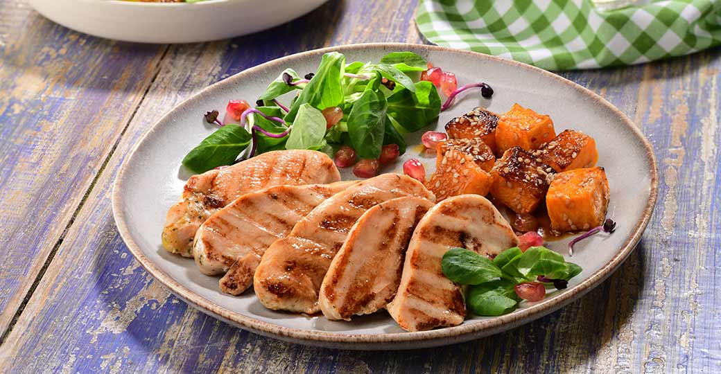 Pechuga de pollo marinado y calabaza al horno con sesamo y soja
