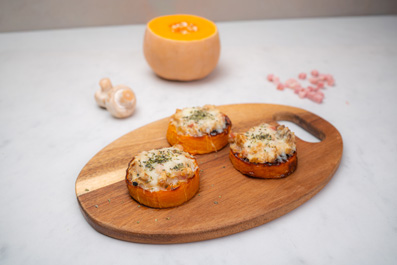 Mini pizzas de calabaza con champiñones y bacón