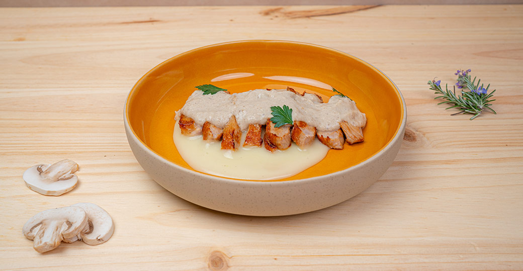 Secret de porc amb cremós de patata i salsa de bolets