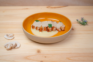 Secreto de cerdo con cremoso de patata y salsa de setas