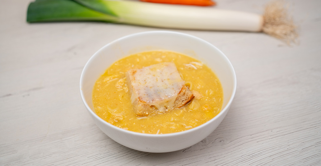 Sopa de pollo con verduras y huevo duro