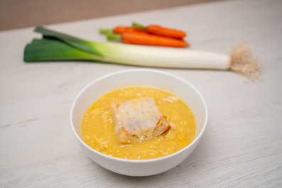 Sopa de pollo con verduras y huevo duro