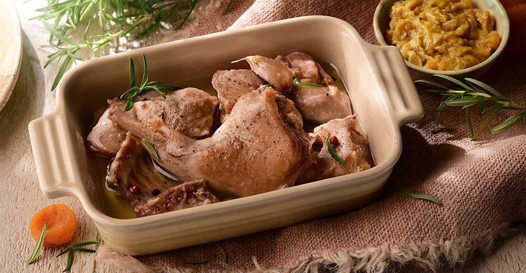 Conejo confitado con salsa de cebolla y orejones a la mostaza