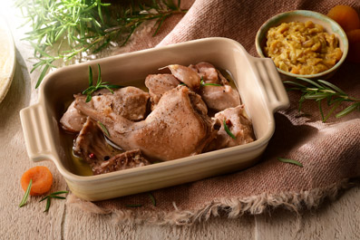 Conejo confitado con salsa de cebolla y orejones a la mostaza