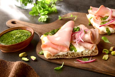 Tostada rápida de mortadela y burrata con pesto de pistachos