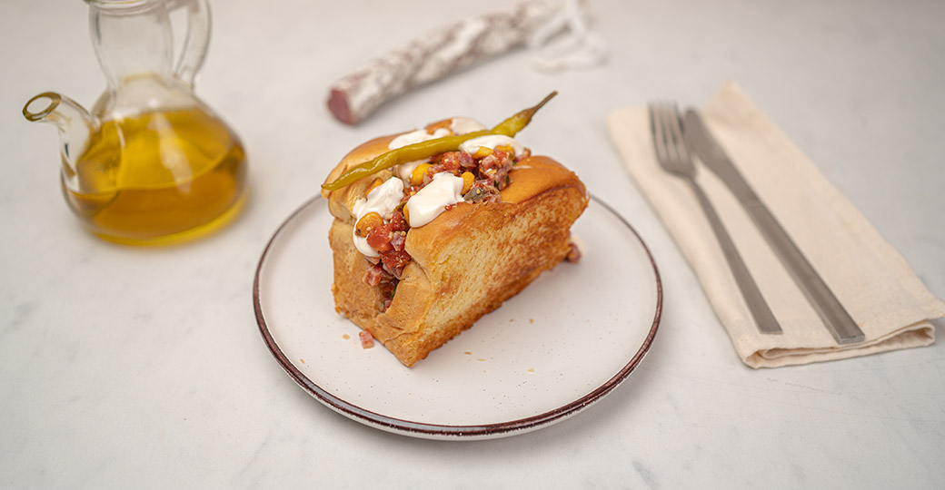 Brioche de tartar de fuet y tomate