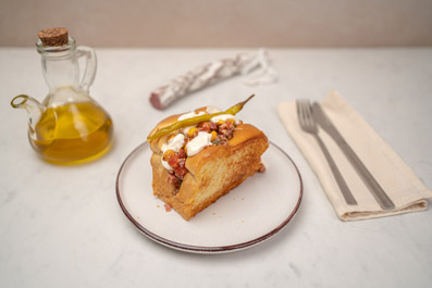 Brioche de tartar de fuet y tomate